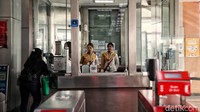 LRT Jakarta mulai beroperasi 1 Desember 2019 dari Pegangsaan Dua Kelapa Gading menuju Stasiun Veledrom Rawamangun.  