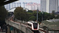 Dari tahun ke tahun, penumpang yang menggunakan LRT Jakarta diklaim terus meningkat.  