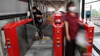 Jumlah penumpang yang mencapai 3.300/hari itu di atas target yang diberikan Dinas Perhubungan DKI Jakarta.  