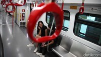 LRT Fase 1A melayani enam stasiun yaitu  Pegangsaan Dua, Boulevard Utara, Boulevard Selatan, Pulomas, Equestrian, dan Velodrome.  