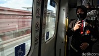 Petugas selalu memastikan keamanan penumpang yang menaiki LRT Jakarta.  