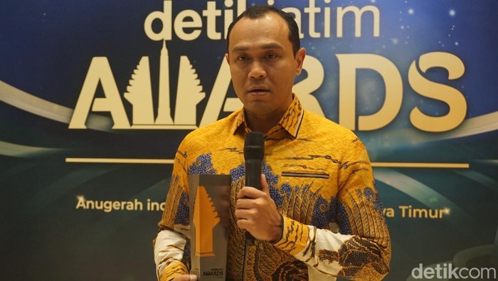 AKBP Putu Kholis Aryana Usai Menerima Trofi Detikjatim Awards 2024