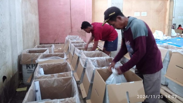 Anggota Bawaslu Blora mengecek kondisi logistik Pilkada 2024. Foto diunggah pada Senin (25/11/2024).