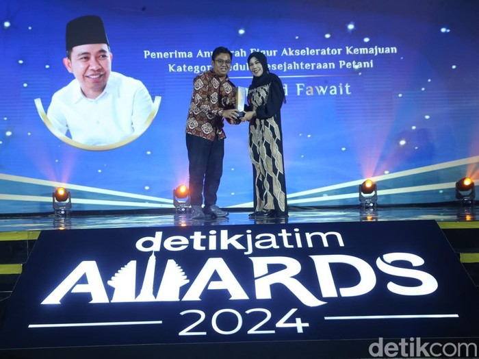anugerah detikjatim awards untuk figur akselerator kemajuan