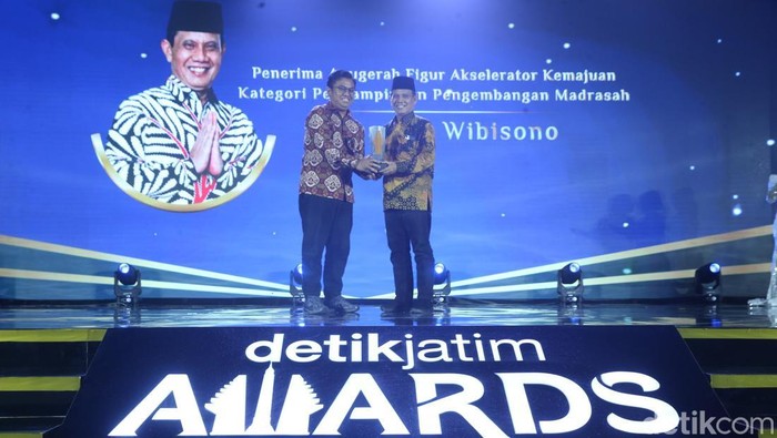 anugerah detikjatim awards untuk figur akselerator kemajuan