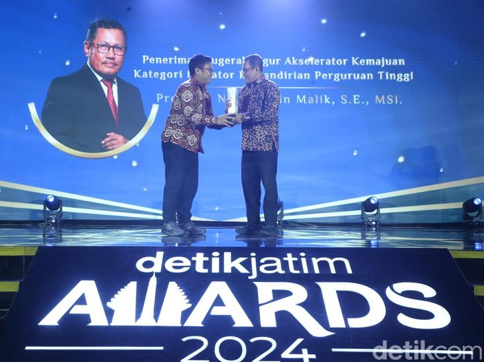anugerah detikjatim awards untuk figur akselerator kemajuan