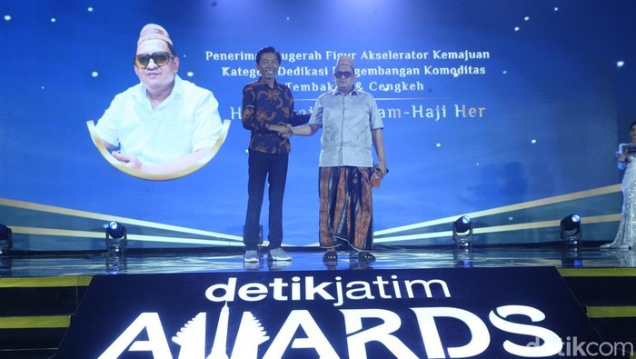 Anugerah figur akselerator kemajuan mendapat detikjatim awards 2025