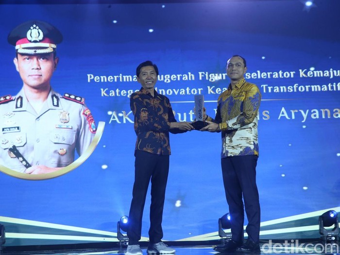 Anugerah figur akselerator kemajuan mendapat detikjatim awards 2025