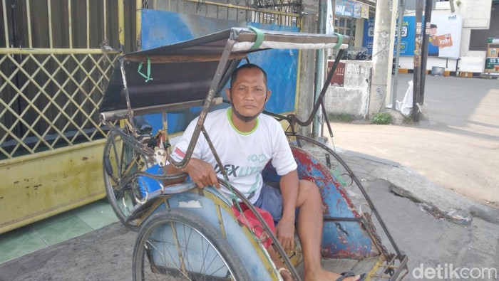 Ato bersama becak kesayangan