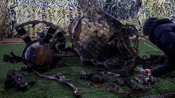 Para ahli Ukraina memeriksa sisa-sisa rudal untuk mendapatkan wawasan tentang rantai pasokan militer Rusia, produksi, dan cara mengembangkan serangan balasan.