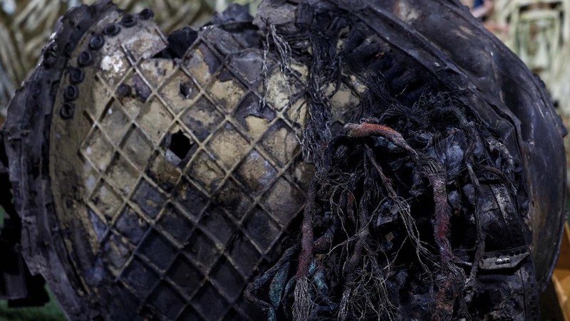 Puing-puing rudal balistik Rusia yang digunakan dalam serangan ke Dnipro dipamerkan di Ukraina. Para ahli memeriksa sisa-sisa untuk mengungkap rincian serangan.