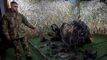 Penyelidik dari Dinas Keamanan Negara Ukraina (SBU) menunjukkan bagian dari rudal balistik yang digunakan Rusia dalam serangan terhadap Dnipro, Minggu (24/11/2024).