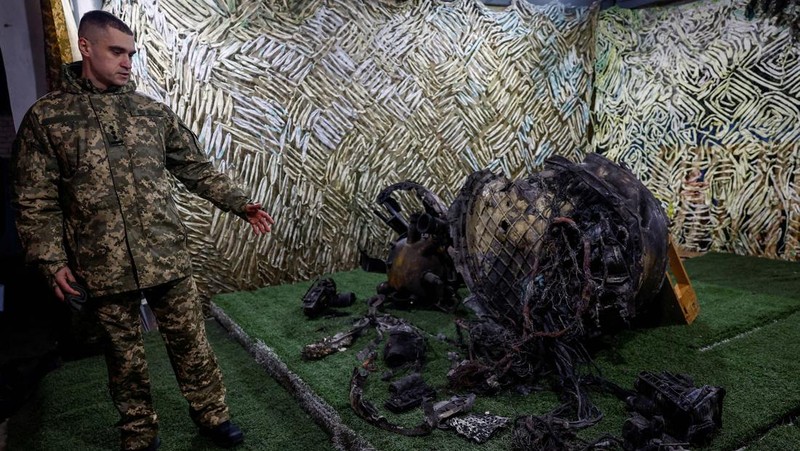 Puing-puing rudal balistik Rusia yang digunakan dalam serangan ke Dnipro dipamerkan di Ukraina. Para ahli memeriksa sisa-sisa untuk mengungkap rincian serangan.