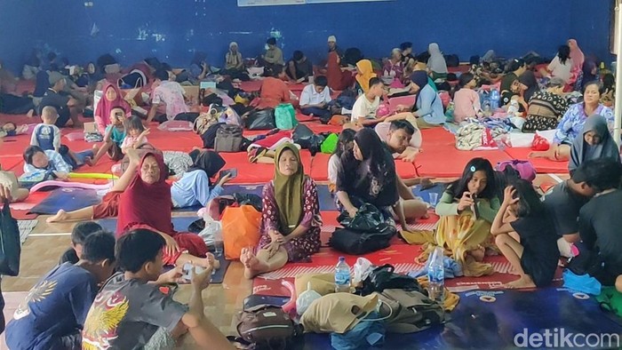 Suasana pengungsi banjir di eks gedung Kelurahan Kramatsari, Kota Pekalongan, Senin (25/11/2024).