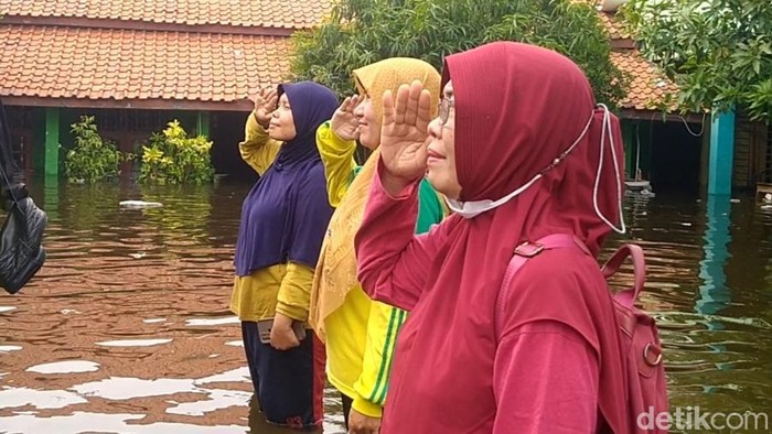 Banjir rob merendam Madrasah Ibtidaiyah Salafiyah (MIS) Pasirsari, Kota Pekalongan, Senin (25/11/2024).