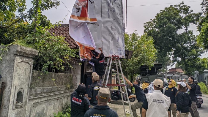 Bawaslu, Dishub, dan Satpol PP NTB mencopot APK paslon Pilgub NTB di Kecamatan Lingsar, Lombok Barat, Minggu (24/11/2024). (Ahmad Viqi/detikBali)