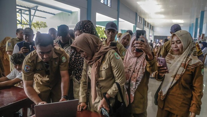 BBM langka ASN Pemprov Malut batal berangkat ke kantor Sejumlah ASN Pemprov Malut yang berkantor di Sofifi mengisi daftar hadir secara daring di Pelabuhan Semut Mangga Dua, Ternate, Maluku Utara, Senin (25/11/2024). Para ASN tersebut batal berangkat ke kantor karena angkutan speedboat di pelabuhan itu kesulitan mendapatkan bahan bakar minyak (BBM) jenis minyak tanahsejak sepekan terakhir yang berdampak terhadap pelayanan penumpang Ternate-Sofifi. ANTARA FOTO/Andri Saputra/tom.