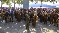 Sejumlah ASN Pemprov Malut yang berkantor di Sofifi berkumpul di Pelabuhan Semut Mangga Dua, Ternate, Maluku Utara, Senin (25/11/2024). Kondisi ini lantaran moda transportasi speedboat rute Sofifi mogok. 