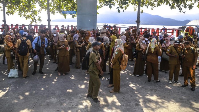 Sejumlah ASN Pemprov Malut yang berkantor di Sofifi mengisi daftar hadir secara daring di Pelabuhan Semut Mangga Dua, Ternate, Maluku Utara, Senin (25/11/2024). Para ASN tersebut batal berangkat ke kantor karena angkutan speedboat di pelabuhan itu kesulitan mendapatkan bahan bakar minyak (BBM) jenis minyak tanahsejak sepekan terakhir yang berdampak terhadap pelayanan penumpang Ternate-Sofifi. ANTARA FOTO/Andri Saputra/tom.