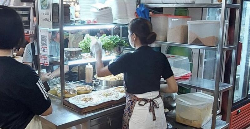 Beli Lumpia Antre 40 Menit, Wanita Ini Malah Tak Dilayani!