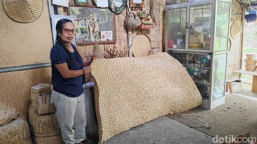 Beragam kerajinan anyaman buatan Kartini di Rumpun Bambu Bangli, Bali, Minggu (24/11/2024). (Agus Eka/detikBali)