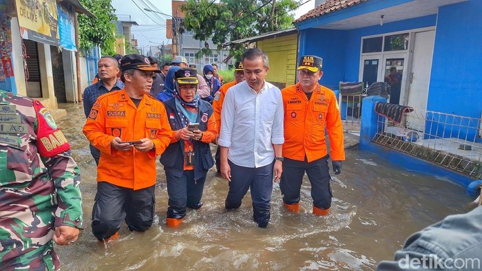 Bey Machmudin saat meninjau banjir di Dayeuhkolot Bandung