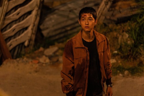 Penampilan Song Joong Ki dalam film Bogota: City Of The Lost. Tayang di bioskop 31 Desember 2024.