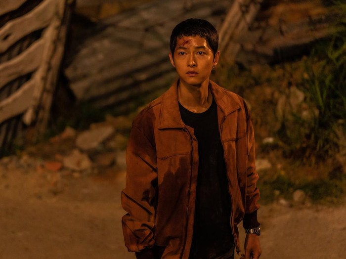 Penampilan Song Joong Ki dalam film Bogota: City Of The Lost. Tayang di bioskop 31 Desember 2024.