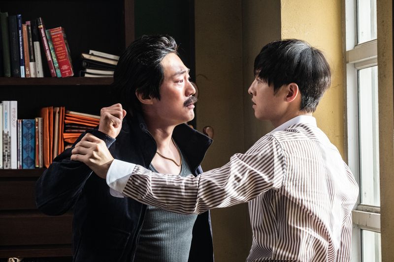 Penampilan Song Joong Ki dalam film Bogota: City Of The Lost. Tayang di bioskop 31 Desember 2024.