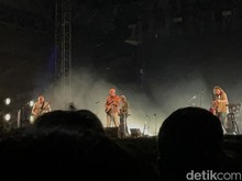 Bombay Bicycle Club Bayar Penantian 12 Tahun Fans di Jakarta