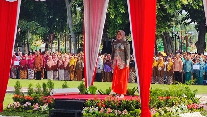 Bupati Klaten Sri Mulyani pimpin upacara HGN tahun 2024 di Alun-alun Klaten, Senin (25/11/2024).