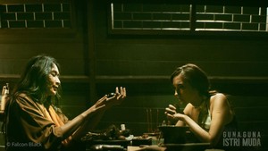 Perannya sebagai Angel punya sisi gelap dan ambisi yang sangat besar. Dia rela melakukan apa saja untuk mencapai tujuannya, termasuk menghalalkan cara mistis. Foto: dok Falcon Black
