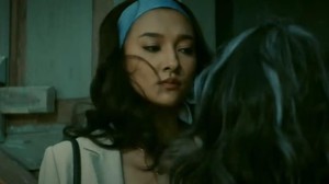 Guna-guna Istri Muda mengisahkan kehidupan Burhan (Anjasmara) yang berubah total setelah menikahi Angel (Carissa Perusset) sebagai istri mudanya. Ketamakan Angel membuatnya bekerjasama dengan seorang dukun, Sumi (Happy Salma), untuk mengambil alih kekayaan Burhan dan juga istri pertamanya, Vivian (Lulu Tobing). Foto: dok Falcon Black