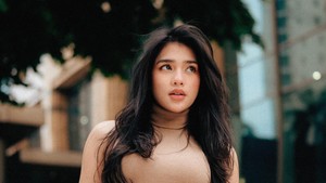 Davina Karamoy diarahkan oleh sutradara Danial Rifki memang untuk menggoda dosennya. Foto: Instagram/@davinaakaramoy