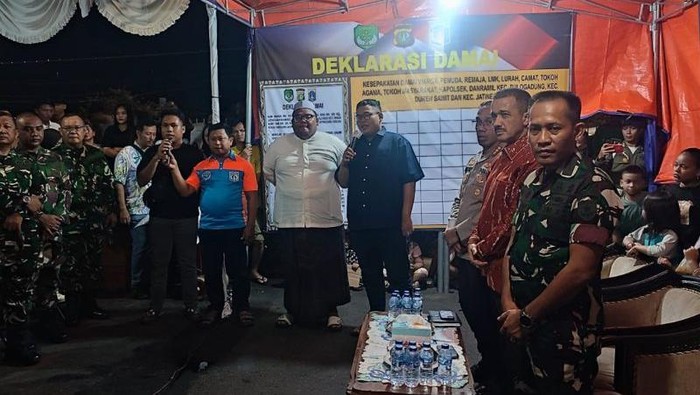 Deklarasi damai digelar Minggu (24/11) untuk mengakhiri tawuran di Jalan I Gusti Ngurah Rai. Deklarasi diikuti warga dari 4 kelurahan, yakni Kebon Singkong, Klender (Duren Sawit), Cipinang Jagal (Pulogadung), Cipinang Muara (Jatinegara), dan Jatinegara Kaum (Pulogadung). (Antara)