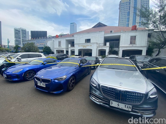 Deretan mobil mewah disita polisi dari tersangka mafia akses judol Komdigi (Wildan Noviansah/detikcom)