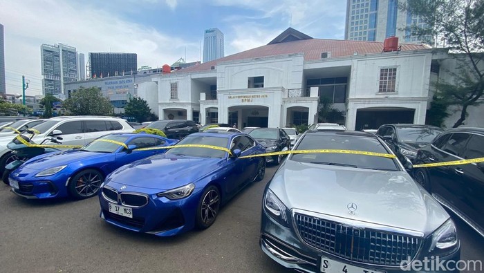 Deretan mobil mewah disita polisi dari tersangka mafia akses judol Komdigi (Wildan Noviansah/detikcom)