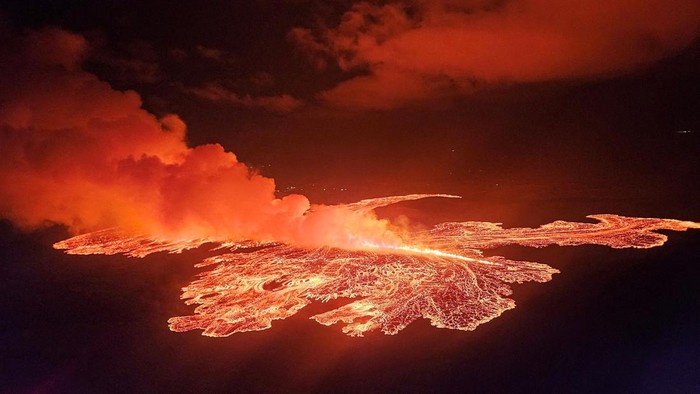 Lava spurts and flows after the eruption of a volcano in the Reykjanes Peninsula near Grindavik, Iceland, in this handout picture released on November 21, 2024. Civil Protection of Iceland/Handout via REUTERS THIS IMAGE HAS BEEN SUPPLIED BY A THIRD PARTY. NO RESALES. NO ARCHIVES. MANDATORY CREDIT. TPX IMAGES OF THE DAY