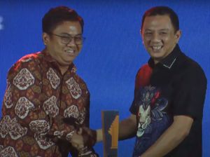 Video: Nazaruddin Malik-Kombes Christian Tobing Raih detikJatim Awards