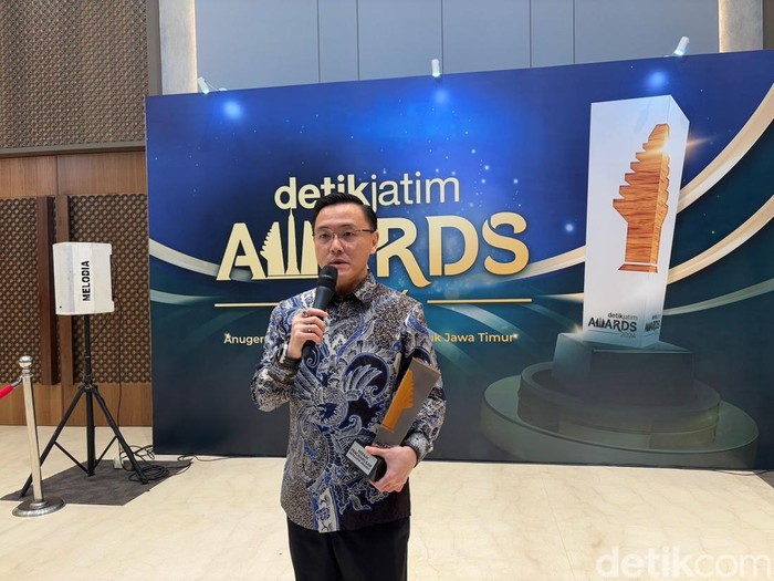 Direktur Endo Indonesia Prasojo Gunawan Usai Terima Trofi Detikjatim Awards 2024