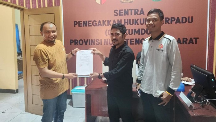 Direktur Lombok Global Institute (Logis) NTB, Muhammad Fihiruddin, laporkan Kepala Dinas Pariwisata Jamaludin Malady ke Sentra Gakkumdu NTB. (Ahmad Viqi/detikBali)