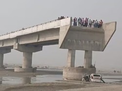 Mobil Jatuh dari Jembatan Gegara Ikuti Google Maps, 3 Tewas
