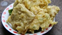 Mendoan sering dijadikan gorengan makan nasi uduk. Di Nasi Uduk Kenzie Kuningan, ada meu tempe mendoan enak harga Rp 12.000 isi 3. Foto: Site Culinary/Visual