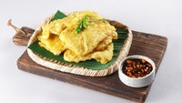 Jualan di sekitar Kuningan, Gorengan Pak Nashir menawarkan tempe mendoan yang digoreng dadakan harganya Rp 3.000 per biji. Foto: Site Culinary/Visual