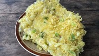 Tempe Mendoan Kemang di Cilandak, Jakarta Selatan terkenal dengan porsi tempe yang besar. Harganya dari Rp 10.000 isi tiga mendoan. Foto: Site Culinary/Visual