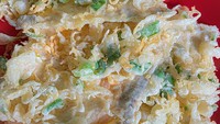 Kalau mau coba mendoan premium bisa mampir ke Sroto Mendoan Eling Asli di Keramat Pela. Harga per bijinya Rp 7.500 tapi rasanya enak dan autentik Banyumas. Foto: Site Culinary/Visual
