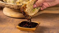Di Bendungan Hilir, ada Tempe Mendoan Teman yang terkenal enak. Teksturnya sedikit tebal dan cukup mengenyangkan. Paket mendoan dari Rp 27.000 isi 5. Foto: Site Culinary/Visual