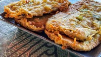 Punya rating tinggi di aplikasi ojek online, Kedai Mendoan 3 Putri di Karet Semanggi terkenal dengan menu andalannya yaitu mendoan pakai sambal kacang. Harganya Rp 28.000 isi 4. Foto: Site Culinary/Visual