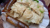 Mendoan Bagong di Palmerah, Jakarta Barat sempat viral beberapa waktu lalu. Dalam waktu hitungan jam saja mendoan di sini bisa ludes 400 porsi. Harga Rp 3.000 saja. Foto: Site Culinary/Visual