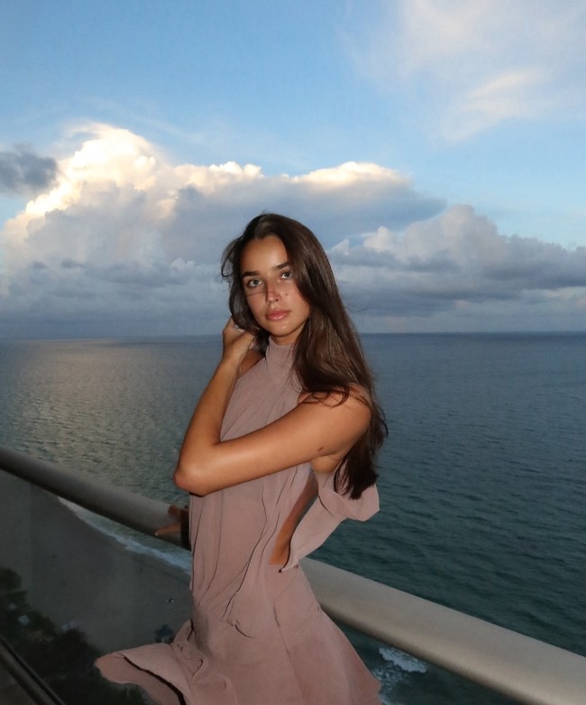 Kabar kedekatan mereka tercium setelah mereka kedapatan bersama di tempat wisata, klub hingga pasar Natal. Sumber mengatakan jika mereka terlihat mesra. Foto: Instagram @estellebke